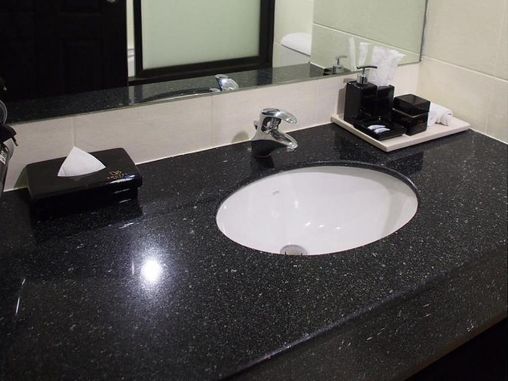 Swutel Hotel Bangkok Esterno foto